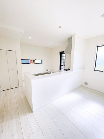 太田市第4鶴生田町　Livele Garden　全2棟の居間・リビング|対面式カウンターキッチンで配膳や片付けが楽々！