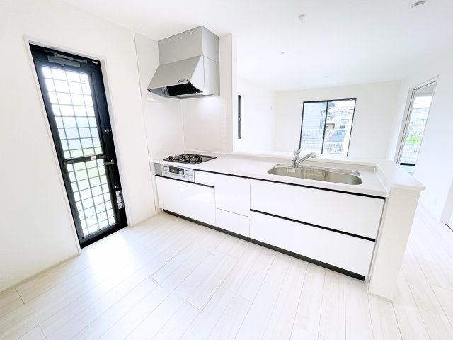 太田市第4鶴生田町　Livele Garden　全2棟のキッチン|白を基調とした明るいキッチンです♪勝手口があるのでゴミ出しもラクラクですね♪