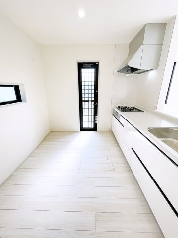 太田市第4鶴生田町　Livele Garden　全2棟のキッチン|白でまとめたキッチンで勝手口からすぐ外に出られて使い勝手も◎です♪