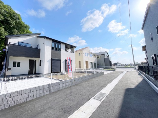 新築戸建・建売　太田第11由良町　Livele Garden　全3棟の前面道路含む現地写真|閑静な住宅地に立地しており、前面道路も静かです。