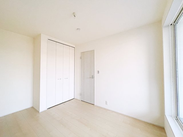 新築戸建・建売　熊谷市末広四丁目　熊谷東小・富士見中の洋室|明るいホワイト基調の洋室は、インテリアの自由度が高く、自分好みにコーディネート可能です