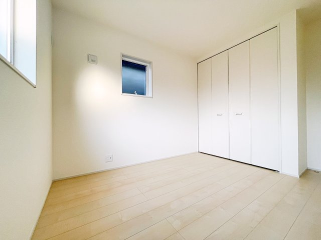 新築戸建・建売　熊谷市末広四丁目　熊谷東小・富士見中の洋室|木目調の床に白基調の壁でナチュラル＆明るい空間！