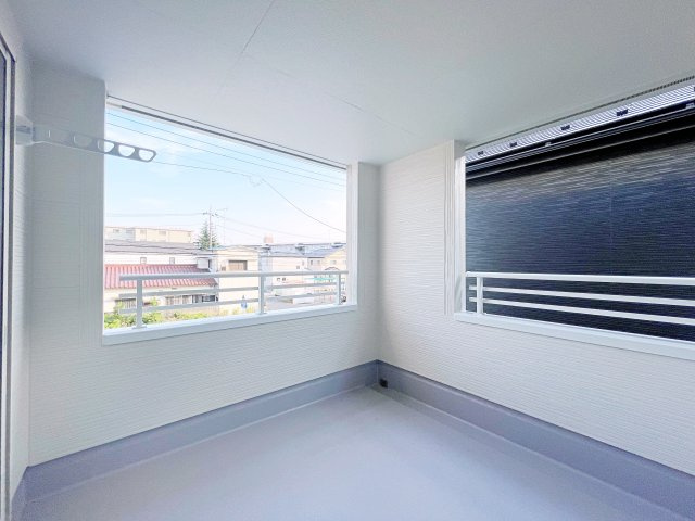 新築戸建・建売　熊谷市末広四丁目　熊谷東小・富士見中のバルコニー|日差しを感じながらくつろげる、屋根付きのインナーバルコニー付き！