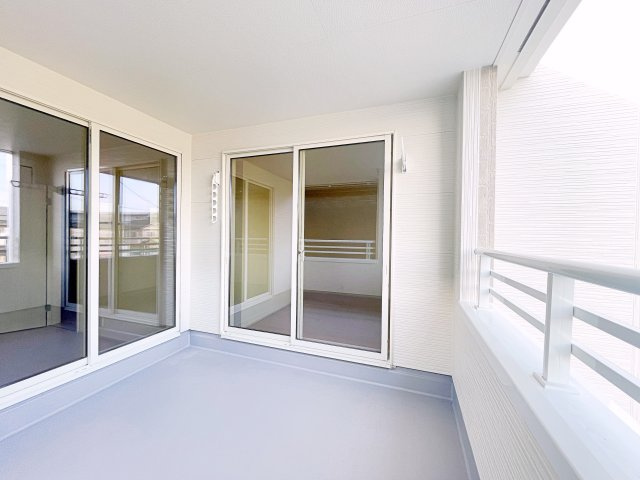 新築戸建・建売　熊谷市末広四丁目　熊谷東小・富士見中のバルコニー|リビング感覚で使えるインナーバルコニーは、アウトドアチェアや植物を置いて楽しむのもおすすめです！