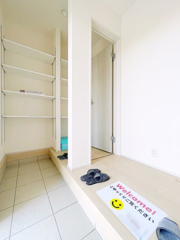 新築戸建・建売　熊谷市末広四丁目　熊谷東小・富士見中の収納|可動棚がついたシューズクローク付きです！