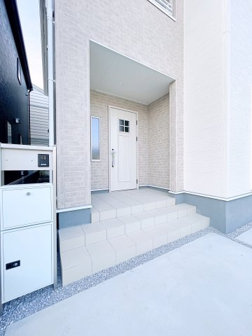 新築戸建・建売　熊谷市末広四丁目　熊谷東小・富士見中の玄関|玄関ポーチ付きで、雨の日の出入りも安心。荷物の出し入れにも便利です