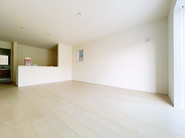 新築戸建・建売　熊谷市末広四丁目　熊谷東小・富士見中の居間・リビング|ホワイトベースのLDKは、木目や差し色の家具も映える自由度の高い空間です！