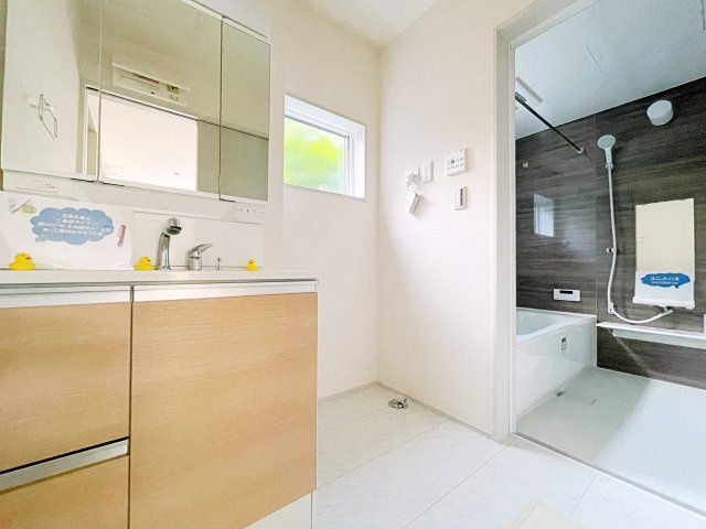 新築戸建・建売　熊谷市末広四丁目　熊谷東小・富士見中の独立洗面台|三面鏡タイプの独立洗面台で、身だしなみチェックも収納力も◎洗面まわりもすっきり清潔に保てます！