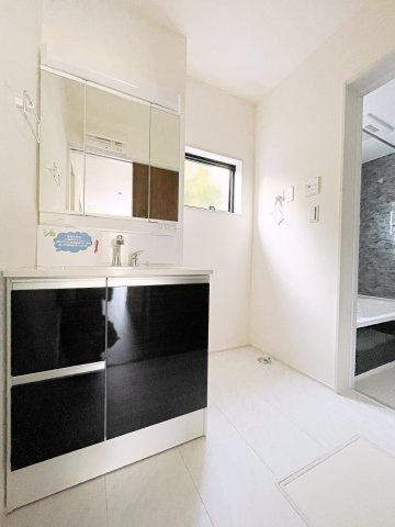 新築戸建・新築建売　熊谷市末広四丁目　熊谷東小・富士見中の独立洗面台|三面鏡タイプの独立洗面台で、身だしなみチェックも収納力も◎洗面まわりもすっきり清潔に保てます！