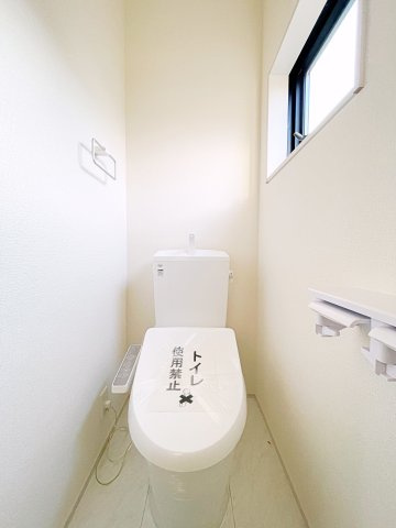 新築戸建・新築建売　熊谷市末広四丁目　熊谷東小・富士見中のトイレ|小窓付きで自然光が入る明るくて爽やかなトイレ空間です！