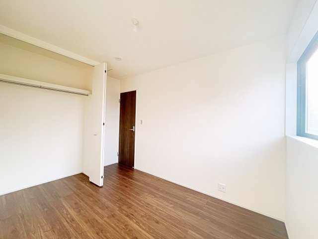 新築戸建・新築建売　熊谷市末広四丁目　熊谷東小・富士見中の洋室|あたたかみのあるブラウンの床と、2面採光による開放感が魅力の洋室。居心地の良い空間に仕上がっています！