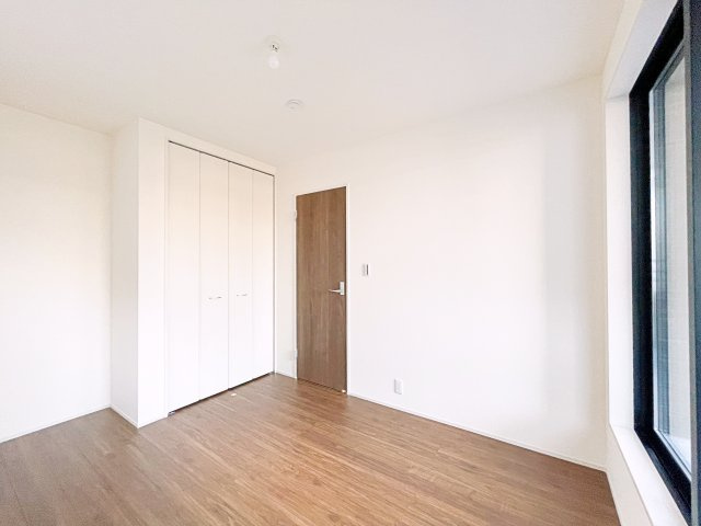 新築戸建・新築建売　熊谷市末広四丁目　熊谷東小・富士見中の洋室|2方向からの自然光が差し込む、ブラウンフローリングの洋室。明るさと落ち着きが調和した空間です！