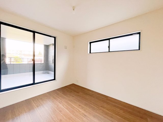 新築戸建・新築建売　熊谷市末広四丁目　熊谷東小・富士見中の洋室|ブラウン系の床に白基調の洋室に差し込む自然光が温かみのある柔らかな空間を演出！