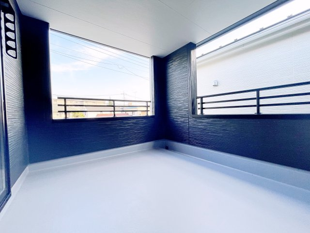 新築戸建・新築建売　熊谷市末広四丁目　熊谷東小・富士見中のバルコニー|天候を気にせず使えるインナーバルコニーは、洗濯物干しにもリラックススペースにも便利です！