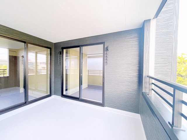 新築戸建・新築建売　熊谷市末広四丁目　熊谷東小・富士見中のバルコニー|日差しを感じながらくつろげる、屋根付きのインナーバルコニー付き！