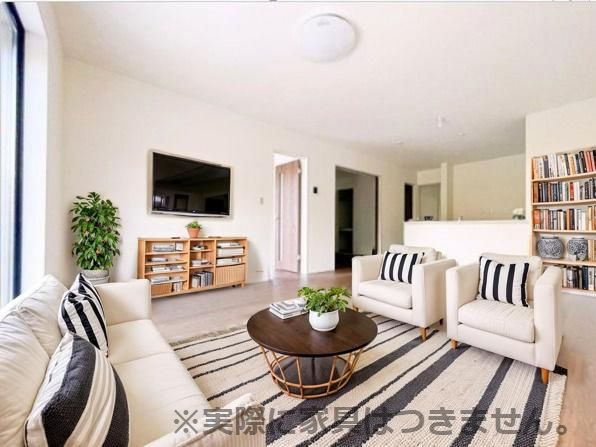 新築戸建・新築建売　熊谷市末広四丁目　熊谷東小・富士見中の居間・リビング|※家具を配置した場合のイメージ図になります！実際に家具はつきません。木目調の床に白基調の壁でナチュラル＆明るい空間！