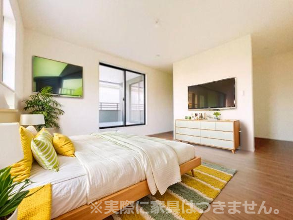 新築戸建・新築建売　熊谷市末広四丁目　熊谷東小・富士見中の洋室|※家具を配置した場合のイメージ図になります！実際に家具はつきません。ブラウン系の床で空間に深みを持たせつつ、2面採光で明るさもしっかり確保した洋室です！