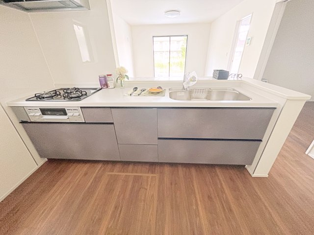 新築戸建・新築建売　熊谷市末広四丁目　熊谷東小・富士見中のキッチン|カウンター越しに会話が弾む、家族とのつながりを感じられる対面キッチンです！