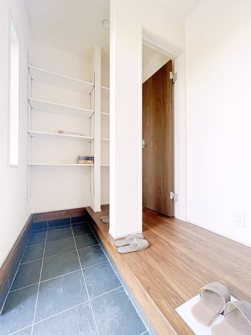 新築戸建・新築建売　熊谷市末広四丁目　熊谷東小・富士見中の収納|可動棚付きのシューズクロークで靴の高さや収納物に合わせて自由にレイアウト可能！