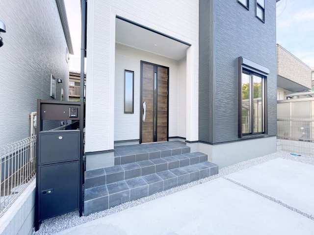 新築戸建・新築建売　熊谷市末広四丁目　熊谷東小・富士見中の玄関|玄関ポーチ付きで、雨の日の出入りも安心。荷物の出し入れにも便利です