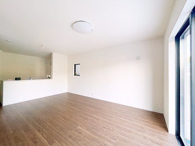 新築戸建・新築建売　熊谷市末広四丁目　熊谷東小・富士見中の居間・リビング|ホワイト基調の内装にブラウン系の床を合わせた、明るくも落ち着いた雰囲気のLDKです！