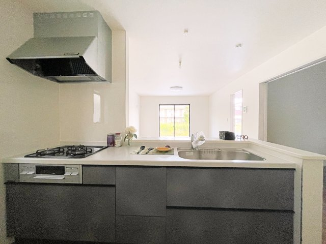 新築戸建・新築建売　熊谷市末広四丁目　熊谷東小・富士見中のキッチン|3口コンロなのでご飯を作りながらお弁当のおかずも作れて便利！