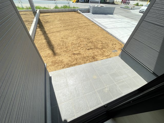 深谷小前田第4　Livele Garden　全11棟の前面道路含む現地写真|洗濯物干しなどにも便利なテラス付き！庭への出入りも可能です！