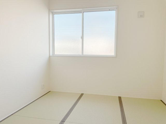 新築戸建・建売　行田持田4丁目　Livele Garden　全1棟のトイレ|リビング隣には寛げる和室完備！小さなお子様のお昼寝スペースとしてもおすすめです！