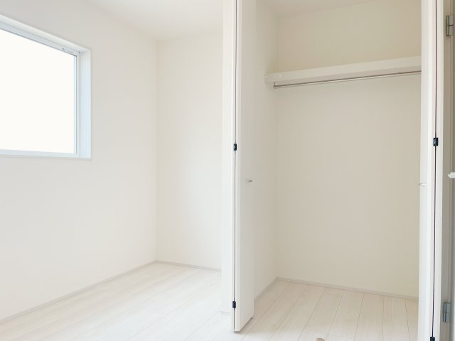 新築戸建・建売　行田持田4丁目　Livele Garden　全1棟の収納|クローゼット収納を上手に活用すればお部屋を広く使うことができます！バッグなどの小物は枕棚へ収納可能！