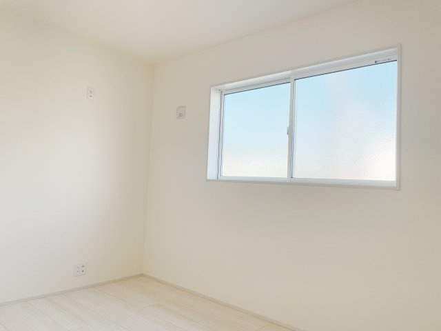 新築戸建・建売　行田持田4丁目　Livele Garden　全1棟の収納|周囲からの視線が気にならない窓の配置！しっかり採光も取れているので落ち着く空間に♪