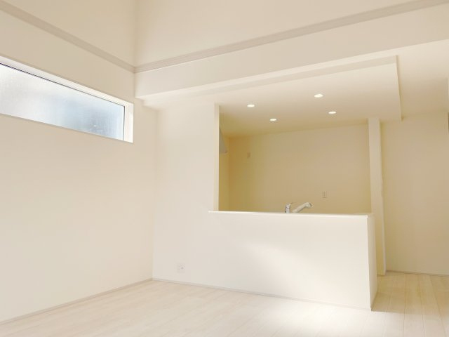 新築戸建・建売　行田持田4丁目　Livele Garden　全1棟の居間・リビング|配膳や片付けの動線を短くできるカウンターキッチン♪リビングの様子を見守りながら家事ができると人気♪