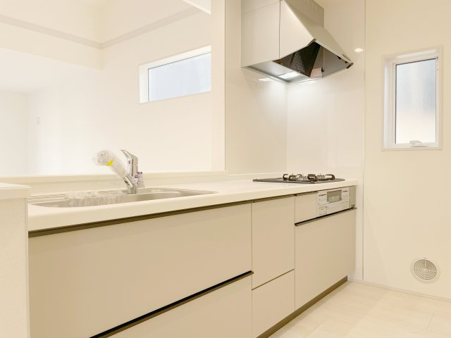 新築戸建・建売　行田持田4丁目　Livele Garden　全1棟の収納|対面キッチンなので開放感があります！浄水器付きのシステムキッチンでお料理の幅も広がります！