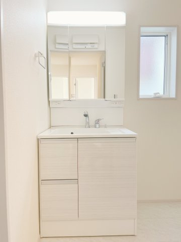 新築戸建・建売　行田持田4丁目　Livele Garden　全1棟のキッチン|三面鏡付きの洗面台には鏡の内側に小物収納+引き出し収納もついているのでスキンケア用品もたっぷり収納♪