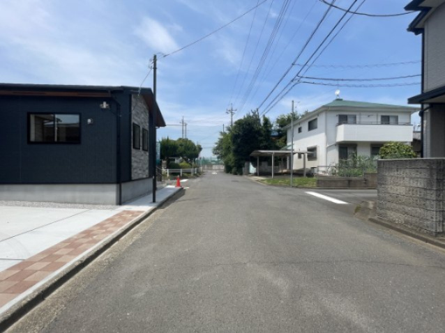 新築戸建・建売　熊谷市広瀬　BLOOMING GARDEN　全1棟の前面道路含む現地写真|前面道路も幅員6.0ｍで駐車しやすい！