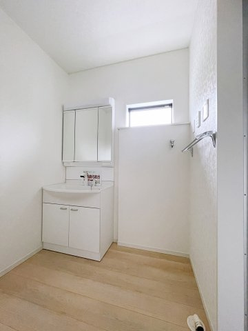 新築戸建・新築建売　神川町新里第4　Cradle Garden　全2棟の独立洗面台|三面鏡タイプの独立洗面台で、身だしなみチェックも収納力も◎洗面まわりもすっきり清潔に保てます！