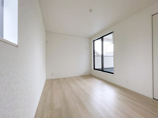 新築戸建・新築建売　神川町新里第4　Cradle Garden　全2棟の洋室|2面採光で明るい洋室です！ホワイト基調の爽やか空間からインナーバルコニーにも出られます♪