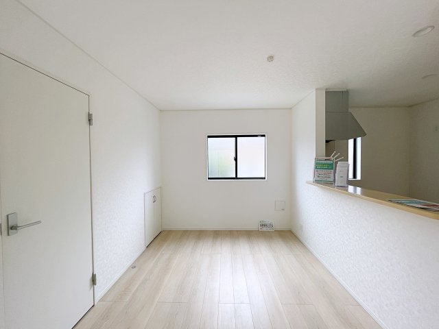 新築戸建・新築建売　神川町新里第4　Cradle Garden　全2棟のダイニング|カウンター越しに会話が弾む、家族とのつながりを感じられる対面キッチンとリビングです！