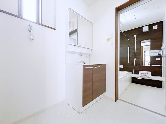 熊谷市上之　AiTOWN　全2邸の独立洗面台|三面鏡タイプの独立洗面台で、身だしなみチェックも収納力も◎洗面まわりもすっきり清潔に保てます！