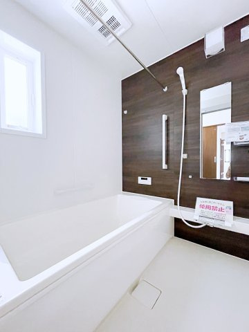 熊谷市上之　AiTOWN　全2邸の浴室|浴室乾燥機付きで物干竿もあるので乾燥しにくい季節などに便利！