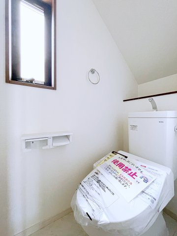 熊谷市上之　AiTOWN　全2邸のトイレ|小窓付きで自然光が入る明るくて爽やかなトイレ空間です！