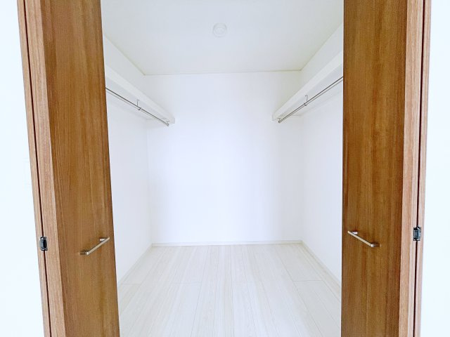 熊谷市上之　AiTOWN　全2邸の収納|ハンガーパイプ付きのウォークインクローゼットで大切な衣類もたっぷり収納可能！季節物の整理にも便利です！
