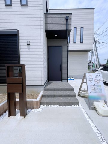 熊谷市上之　AiTOWN　全2邸の玄関|シンプルな玄関ポーチでお掃除も楽々！