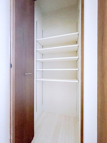 熊谷市上之　AiTOWN　全2邸の収納|折戸付きの収納棚で玄関ホールもスッキリ！家族みんなの靴や荷物たっぷりしまえます◎