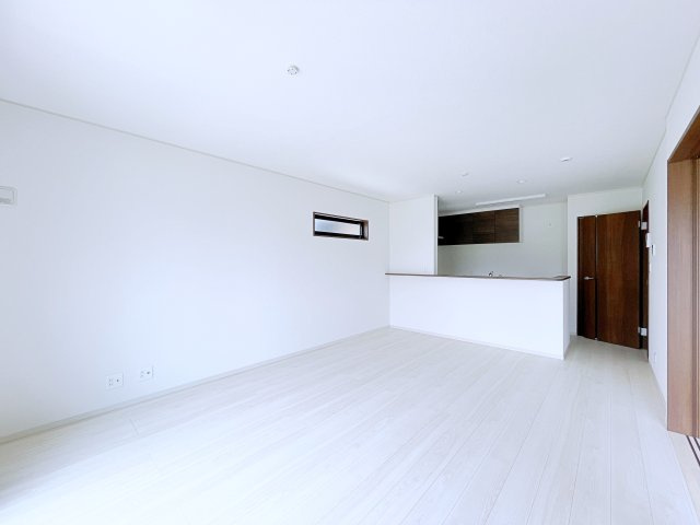 熊谷市上之　AiTOWN　全2邸の居間・リビング|ホワイトを基調とした明るく開放的なLDKです！