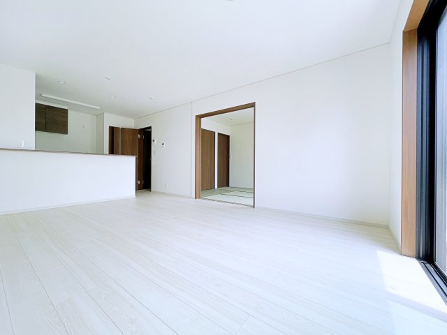 熊谷市上之　AiTOWN　全2邸の居間・リビング|白を基調とした内装は空間を広く見せナチュラルで洗練された印象を与えます♪