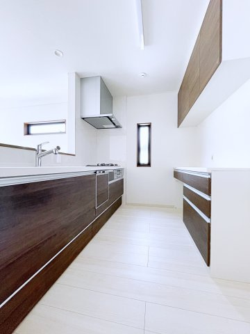 熊谷市上之　AiTOWN　全2邸のキッチン|キッチンにはカップボードが備え付けられており、食器や家電の収納に便利で使い勝手の良い空間です！