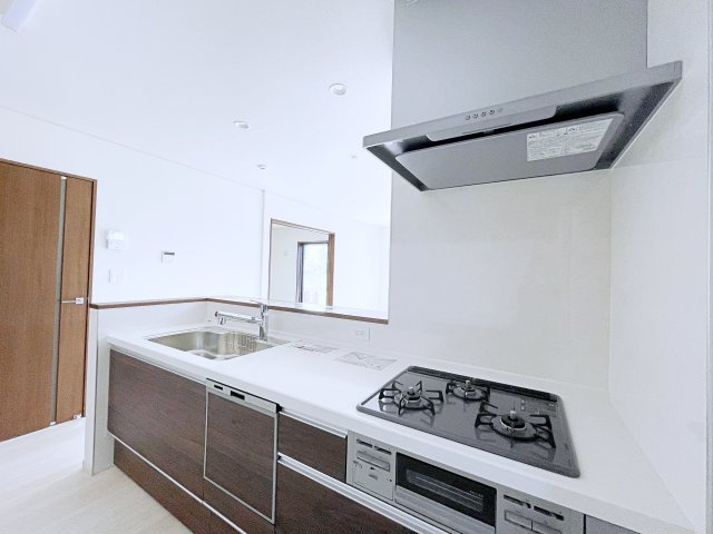 熊谷市上之　AiTOWN　全2邸のキッチン|対面式カウンターキッチンで配膳や片付けが楽々！