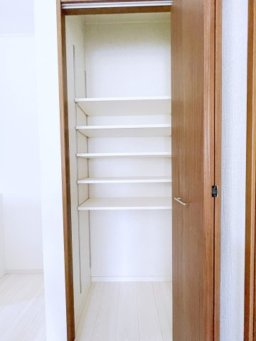 熊谷市上之　AiTOWN　全2邸の収納|パントリーがキッチンのすぐ隣で使い勝手◎棚の高さも変えられるから自由度高め！