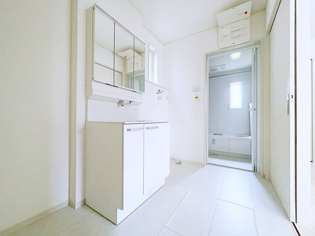 熊谷市上之　AiTOWN　全1邸の独立洗面台|三面鏡独立洗面台には収納も備えているので備品など収納できる！