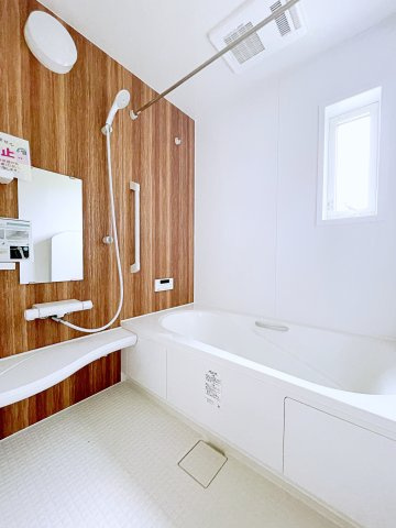 熊谷市上之　AiTOWN　全1邸の浴室|浴室乾燥機付きで物干竿もあるので乾燥しにくい季節などに便利！